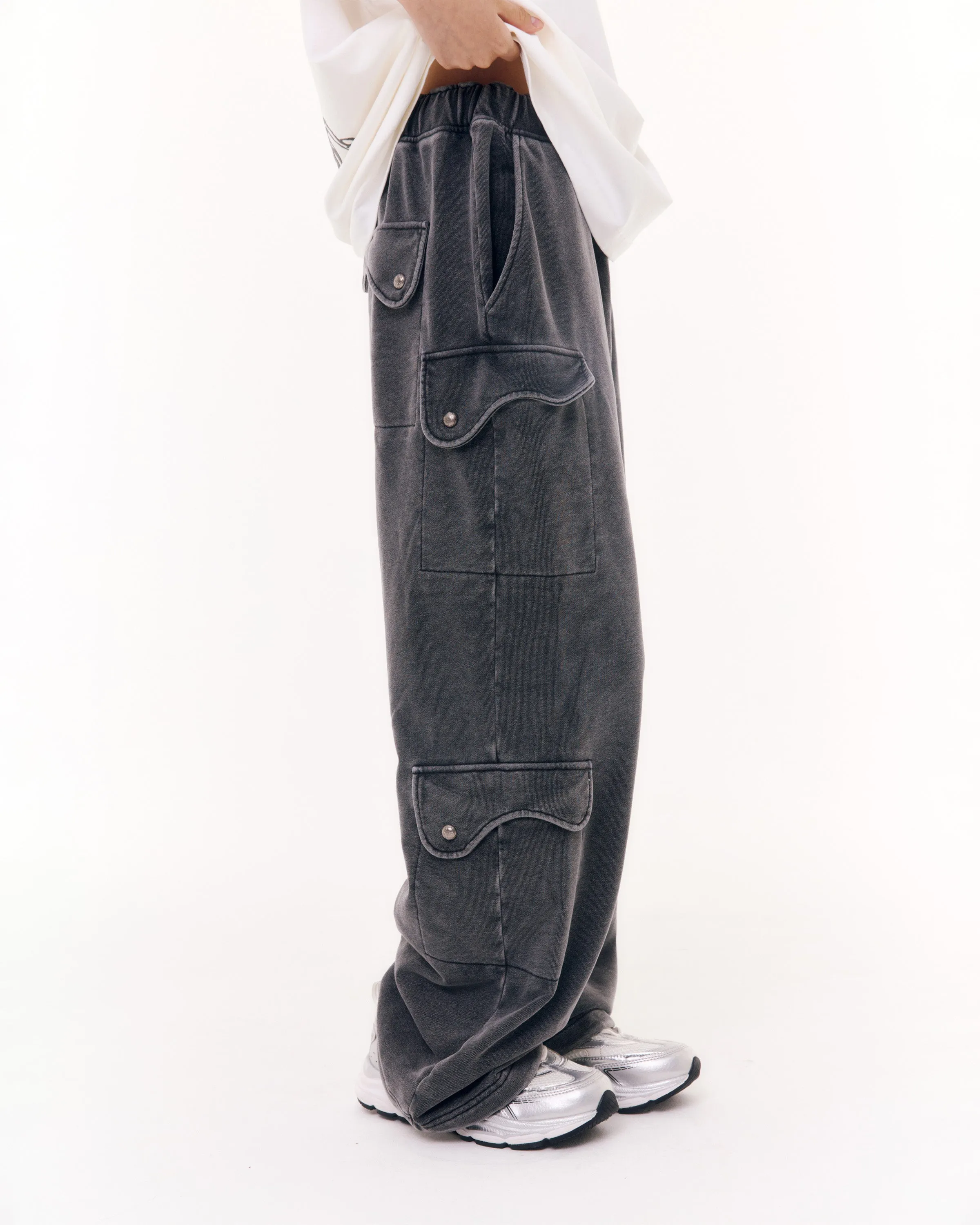 CHARCOAL WASH CARGO SWEATPANTS